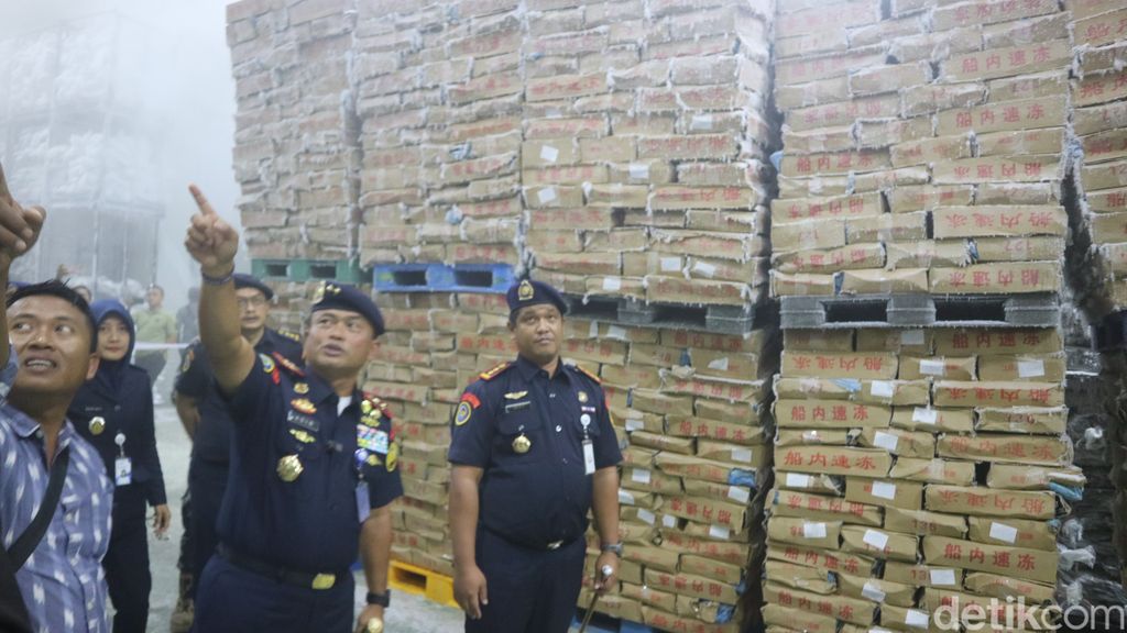 Kementerian Kelautan dan Perikanan melakukan penyegelan gudang penyimpanan ikan salem yang diimpor dari Cina di wilayah Kecamatan Juwana, Kabupaten Pati, Minggu (5/3/2023).
