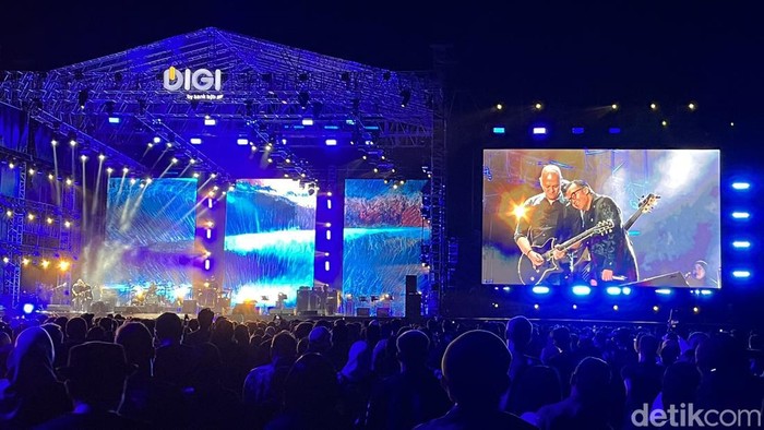 Kemeriahan konser Dewa19 di Bandung.