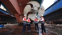 Turut hadir Direktur Armada & Teknik, Robert MP Sinaga, Direktur Usaha Angkutan Penumpang, Yahya Kuncoro, Direktur Utama PT Pelni (Persero), Tri Andayani, Direktur SDM & Umum, Rainoc saat meninjau kesiapan armada Pelni yang sedang proses docking di Galangan DKB Jakarta.
