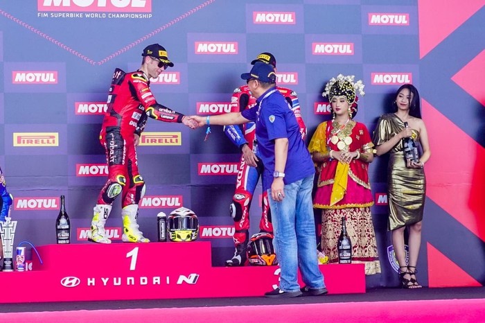 Ketua Umum Ikatan Motor Indonesia (IMI) Bambang Soesatyo (Bamsoet) menyerahkan trofi kepada para juara Race 2 World Superbike Mandalika 2023, di Pertamina Mandalika International Street Circuit, Lombok, Nusa Tenggara Barat (NTB).