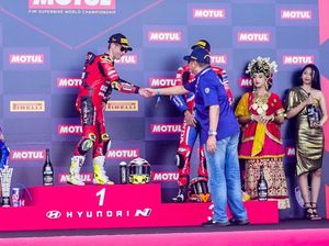 Momen Bamsoet Serahkan Trofi Juara World Superbike Mandalika 2023