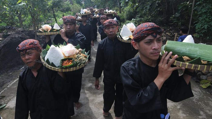 Sejumlah warga membawa nasi tumpeng saat Kirab Tradisi Merti Desa Godean di Godean, Pelem, Simo, Boyolali, Jawa Tengah, Minggu (5/3/2023). Kegiatan tradisi tersebut merupakan wujud syukur masyarakat setempat atas hasil pertanian sekaligus untuk mengangkat potensi wisata desa melalui seni dan budaya tradisional. ANTARA FOTO/Aloysius Jarot Nugroho/nym.