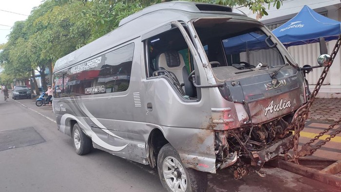 Kondisi mobil yang tercebur parit di Trenggalek setelah mengalami pelemparan batu
