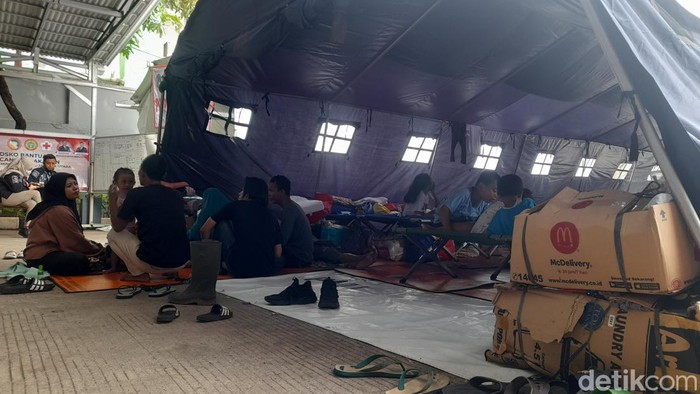 Kondisi pengungsian korban kebakaran Depo Pertamina Plumpang di Posko PMI Jakut, Minggu (5/3/2023) (Ilham/detikcom)