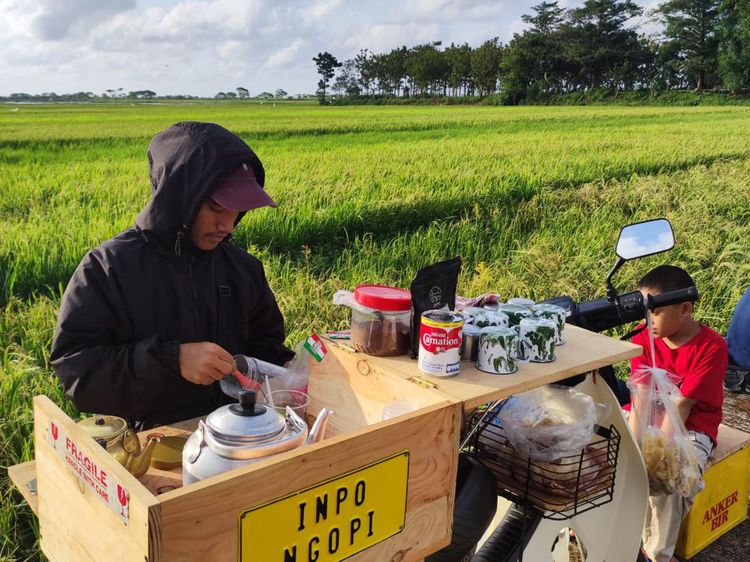 Sore Sederhana, Nongkrong di Pinggir Jalan Bersama Kopi Kaki Lima