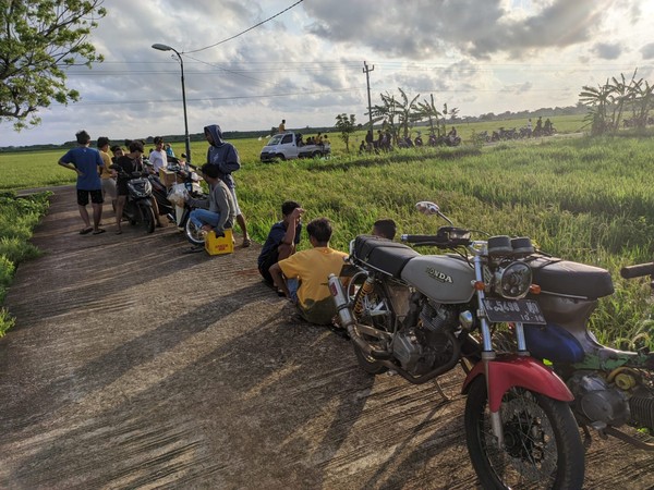 Suasana yang tak terlalu terik dan tidak hujan membuat kopi kaki lima di pinggir sawah jadi tujuan traveler bersantai di sore hari. Suasana yang tak terlalu terik dan tidak hujan membuat kopi kaki lima di pinggir sawah jadi tujuan traveler bersantai di sore hari.