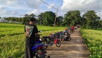 Persawahan hijau membuat kopi kaki lima ini sangat diminati orang-orang yang sedang pulang kampung sebagai destinasi alternatif.