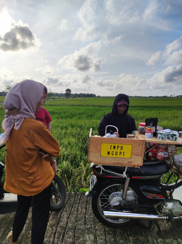 Tren penjual kopi kaki lima di pinggir sawah ini sedang berlangsung di kabupaten-kabupaten di Jawa Tengah. Ini di Jepara. Tren penjual kopi kaki lima di pinggir sawah ini sedang berlangsung di kabupaten-kabupaten di Jawa Tengah. Ini di Jepara.