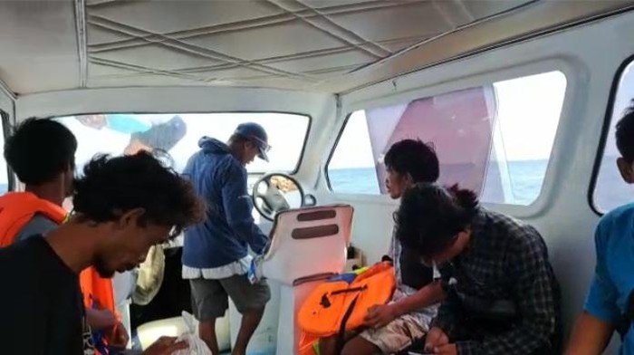 KM Baruna Jaya Raya tenggelam setelah dikabarkan hilang kontak. Tujuh korban yang selamat pulang dari Lombok ke Sapeken, Sumenep.
