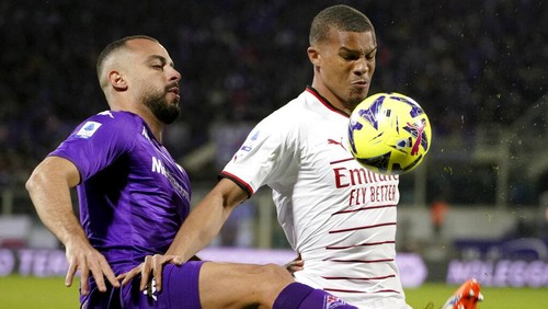 Fiorentinas Arthur Cabral, left, challenges AC Milans Malick Thiaw during the Serie A soccer match between Fiorentina and AC Milan at the Artemio Franchi stadium in Florence, Italy, Saturday, March 4, 2023. (Marco Bucco/LaPresse via AP)