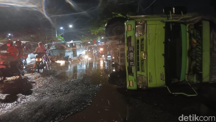 Sebuah mobil truk terbalik di Jalan Perintis Kemerdekan, Kota Makassar, Sulawesi Selatan (Sulsel).