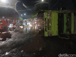 Truk Terbalik di Jalan Makassar-Maros, BBPJN Ungkap gegara Kelebihan Muatan