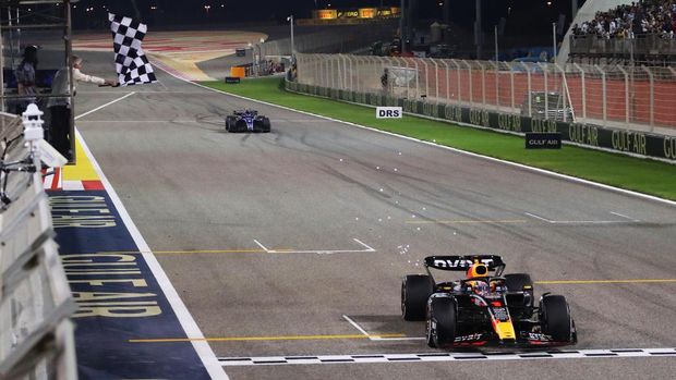 BAHRAIN, BAHRAIN - MARCH 05: Race winner Max Verstappen of the Netherlands driving the (1) Oracle Red Bull Racing RB19 takes the chequered flag during the F1 Grand Prix of Bahrain at Bahrain International Circuit on March 05, 2023 in Bahrain, Bahrain. (Photo by Peter Fox/Getty Images)