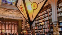 Ornamen klasik di dalam toko buku Livraria Lello