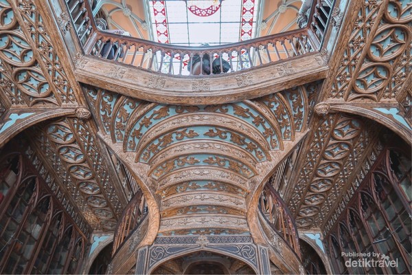 Tangga yang terbuat dari kayu merah yang diukur sangat cantik dan rumit di Livraria Lello