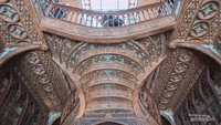 Tangga yang terbuat dari kayu merah yang diukur sangat cantik dan rumit di Livraria Lello