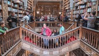 Desain klasik yang sangat instagramable di Livraria Lello