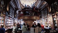 Vitrin yang cantik berisi buku yang tertata sangat rapih di Livraria Lello