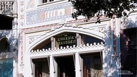 Pengunjung tampak antre di depan toko buku Livraria Lello