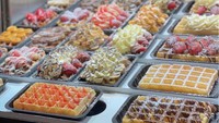 Ada juga pilihan wafel dengan topping cream yang lezat