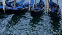Gondola dengan piazza San Marco sebagai background