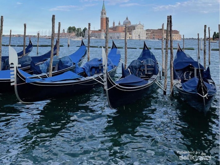 Gondola dengan piazza San Marco sebagai background