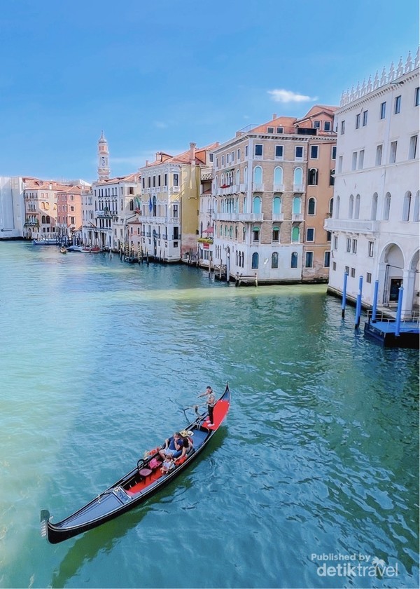 Wisatawan sedang naik gondola di Canal Grande