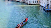 Venesia Buru Pelompat Idiot dari Atas Gedung 3 Lantai ke Kanal