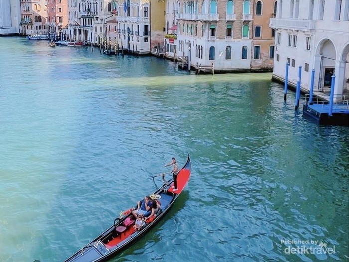 Wisatawan sedang naik gondola di Canal Grande