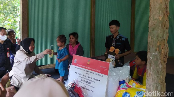 Menteri Sosial (Mensos) Tri Rismaharini mengunjungi rumah Moh Syarifin alias Ipin. Ipin merupakan remaja 16 tahun yang merawat tiga adik dan ibunya yang gangguan jiwa.