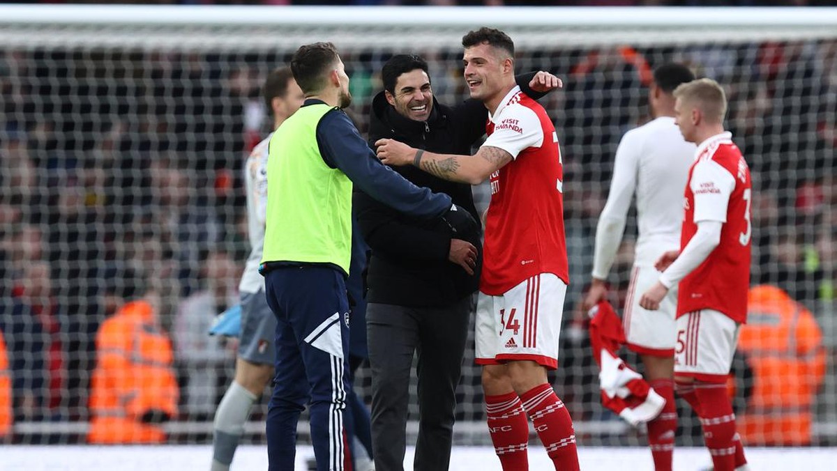 Mikel Arteta merayakan kemenangan dramatis Arsenal atas Bournemouth. (Foto: Getty Images/James Williamson - AMA)