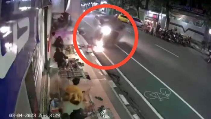 Mobil di Blitar tabrak tiang saat ramai orang nongkrong