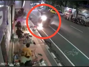 Epilepsi Sopir Kambuh Bikin APV Terpelanting Saat Warga Ngopi di Trotoar