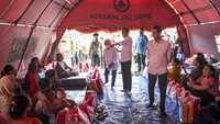 Presiden Joko Widodo juga memberikan bantuan langsung kepada pengungsi berupa paket sembako hingga uang tunai.