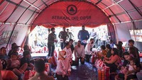 Presiden Joko Widodo (tengah) tampak didampingi Ibu Negara Iriana Joko Widodo (kiri), Menteri BUMN Erick Thohir (ketiga kiri) dan Penjabat (Pj) Gubernur DKI Jakarta, Heru Budi Hartono (keempat kiri).