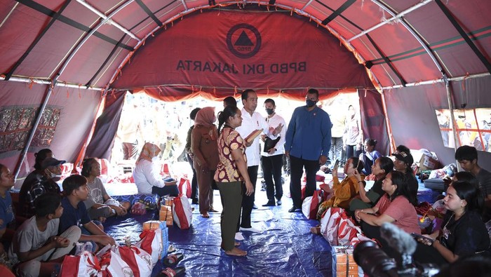 Momen Jokowi Kunjungi Korban Kebakaran Depo Pertamina Plumpang Presiden Joko Widodo (tengah) didampingi Ibu Negara Iriana Joko WIdodo (kiri), Menteri BUMN Erick Thohir (ketiga kiri) dan Penjabat (Pj) Gubernur DKI Jakarta, Heru Budi Hartono (keempat kiri) mengunjungi pengungsi korban terdampak dari kebakaran Depo Pertamina di RPTRA Rasela, Rawa Badak, Jakarta Utara, MInggu (5/3/2023). Presiden Joko Widodo juga memberikan bantuan langsung kepada pengungsi berupa paket sembako hingga uang tunai. ANTARA FOTO/M Risyal Hidayat/nym.