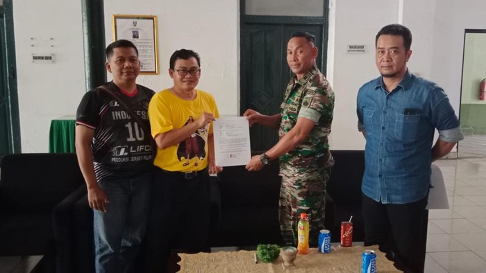 Momen pertemuan oknum TNI, ES dengan pemobil NH usai viral cekcok di Jalan MH Thamrin Semarang, Minggu (5/3/2023).