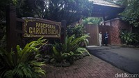 Pantauan detikcom, Minggu (5/3/2023) pukul 11.24 WIB, mobil rombongan Paloh tiba di Padepokan Garuda Yaksa.