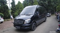 Rombongan Paloh tiba dengan mobil Mercy berkelir hitam dengan pelat B 1702 CGZ. Mobil ini serupa dengan mobil yang digunakan Paloh dan rombongan elite NasDem saat kunjungan ke Markas Demokrat pada 22 Februari lalu.