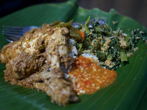 Nikmatnya Nasi Lonte yang Disajikan dengan Sambal Setan di Medan
