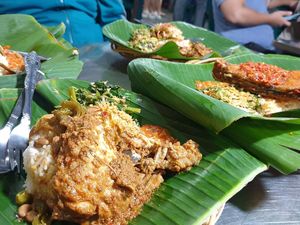 Sedap! Nasi Lonte dengan Sambal Setan yang Pedas Menggigit di Medan