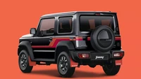 Secara tampilan, Suzuki Jimny Heritage menampilkan stiker motif retro di bodinya. Desainnya cukup sederhana, hanya berupa garis berwarna merah dan orange yang ada di bagian bodi lalu memanjang hingga pintu bagasi belakang. Foto: Carscoops