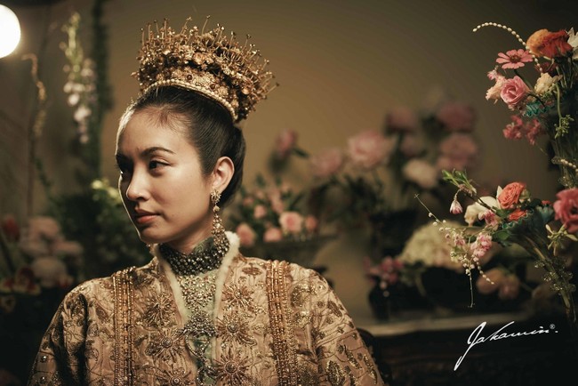 Wedding organizer pernikahan Nong Poy, Niyadar WeddingAnswer, dalam unggahan di Instagram mengungkapkan baju pengantin Peranakan yang dikenakan sang transgender beratnya lebih dari 10 kg.  Foto: Dok. Instagram @chartmakeup, @achirakul