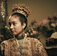 Wedding organizer pernikahan Nong Poy, Niyadar WeddingAnswer, dalam unggahan di Instagram mengungkapkan baju pengantin Peranakan yang dikenakan sang transgender beratnya lebih dari 10 kg.  Foto: Dok. Instagram @chartmakeup, @achirakul