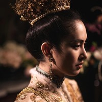 Busana berwarna emas yang dikenakan Nong Poy seluruhnya dibuat dengan tangan alias tanpa mesin. Adalah brand bernama Meshmuseum yang berada di balik busana pengantin Nong Poy. “@poydtreechada in custom Meshmuseum Peranakan Attire featuring floral jacquard high collar shirt, vintage fur trim detailing and antique gold wire embroideries on a powder pink Thai silk base,” tulis brand tersebut dalam unggahannya. Foto: Dok. Instagram @chartmakeup, @achirakul