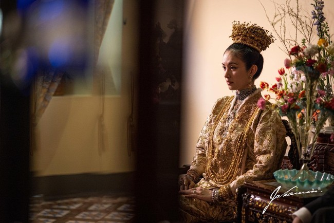 Inilah penampilan Nong Poy atau Poyd Treechada Petcharat di hari pernikahannya dengan pria tulen Oak Phakwa Hongyok. Nong Poy mengenakan busana pengantin tradisional Peranakan yang disebut sebagai Baba Yaya. Foto: Dok. Instagram @chartmakeup, @achirakul
