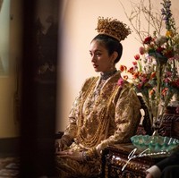 Inilah penampilan Nong Poy atau Poyd Treechada Petcharat di hari pernikahannya dengan pria tulen Oak Phakwa Hongyok. Nong Poy mengenakan busana pengantin tradisional Peranakan yang disebut sebagai Baba Yaya. Foto: Dok. Instagram @chartmakeup, @achirakul