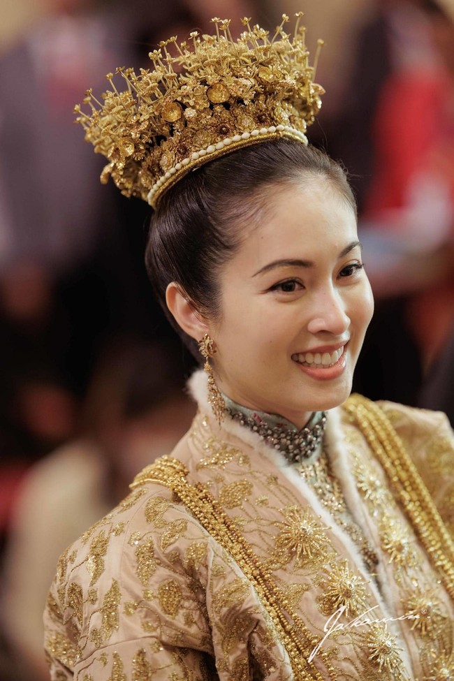 Harga baju pengantin Nong Poy kabarnya mencapai miliaran rupiah. Seperti dilaporkan Asia One, busana pengantin keduanya bernilai total 20 juta baht atau sekitar Rp 8,7 miliar. Foto: Dok. Instagram @chartmakeup, @achirakul