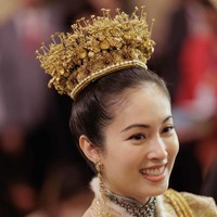 Harga baju pengantin Nong Poy kabarnya mencapai miliaran rupiah. Seperti dilaporkan Asia One, busana pengantin keduanya bernilai total 20 juta baht atau sekitar Rp 8,7 miliar. Foto: Dok. Instagram @chartmakeup, @achirakul