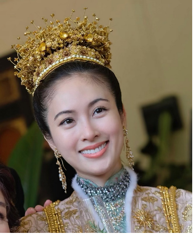 Pemenang kontes kecantikan Miss International Queen 2004 ini dirias dengan makeup minimalis di hari pernikahannya. Nong Poy yang juga berkarier sebagai aktris dan pernah membintangi film PHong Kong itu tampil flawless di hari pernikahannya. Tak ada jejak di wajahnya Nong Poy dulu adalah seorang laki-laki. Foto: Dok. Instagram @chartmakeup, @achirakul